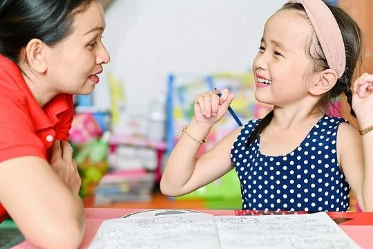 Sekolah Kristen IPEKA: Post (2020), Wanita Dewasa Bersama Anak Perempuan