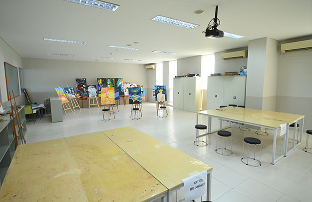 Senior High School Art Room 